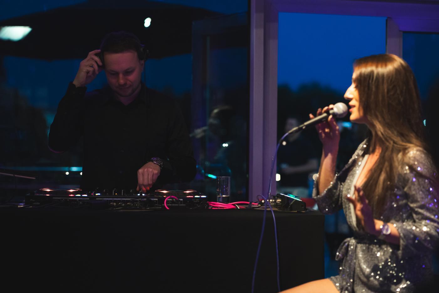 AIF25 and singer with DJ-1