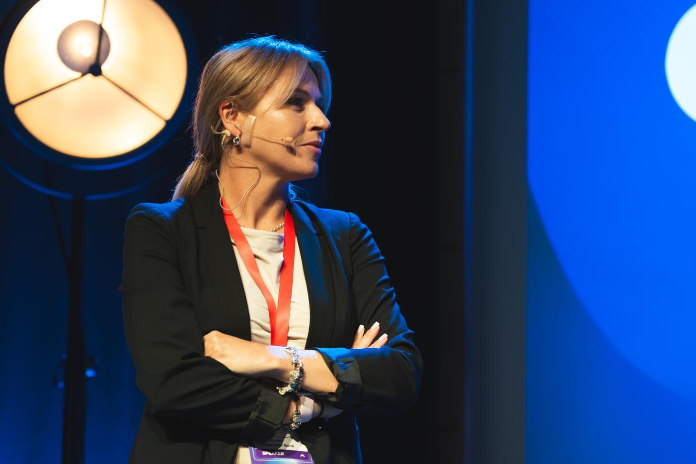 AIF25 and Iga Stępień from Santander Consumer Bank during _𝗔𝗜 𝘁𝗵𝗮𝘁 𝗨𝗻𝗱𝗲𝗿𝘀𝘁𝗮𝗻𝗱𝘀, 𝗦𝘂𝗺𝗺𝗮𝗿𝗶𝘇𝗲𝘀, 𝗮𝗻𝗱 𝗦𝘂𝗽𝗽𝗼𝗿𝘁𝘀 – 𝘁𝗵𝗲 𝗜𝗻𝘁𝗲𝗹𝗹𝗶𝗴𝗲𝗻𝘁 𝗙𝘂𝘁𝘂𝗿𝗲 𝗼𝗳 𝗔𝗱𝘃𝗶𝘀𝗼𝗿𝘆 𝗦𝗲𝗿𝘃𝗶𝗰𝗲𝘀_