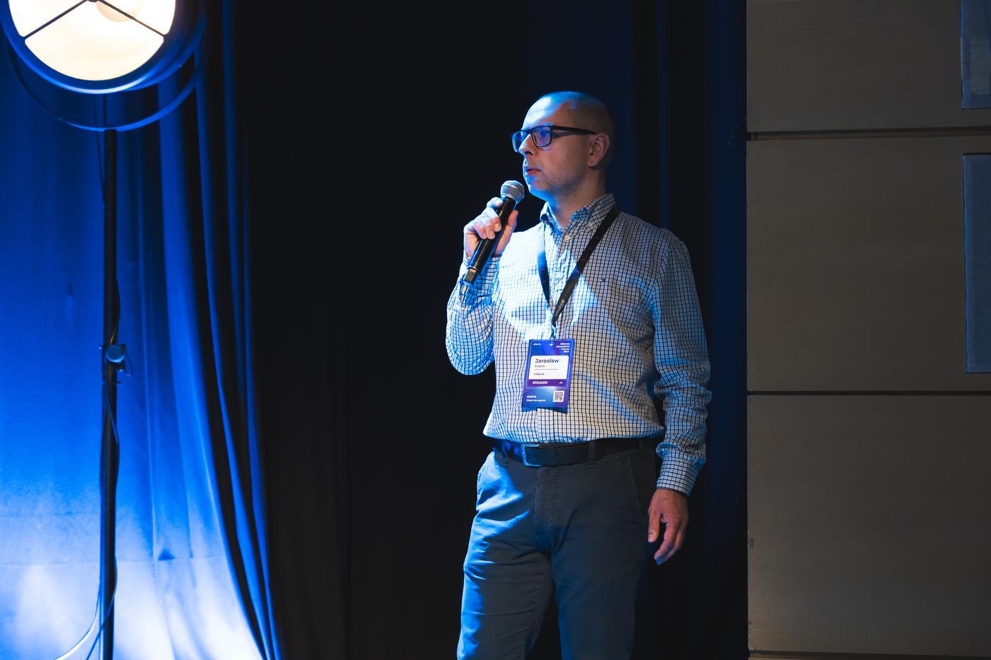 AIF25 Jarosław Ścigała from mBank during _𝗥𝗲𝗺𝗼𝘁𝗲, 𝗗𝗶𝗴𝗶𝘁𝗮𝗹, 𝗦𝘂𝗰𝗰𝗲𝘀𝘀𝗳𝘂𝗹! 𝗨𝗻𝗹𝗼𝗰𝗸𝗶𝗻𝗴 𝗜𝗻𝘃𝗲𝘀𝘁𝗺𝗲𝗻𝘁 𝗦𝗮𝗹𝗲𝘀 𝘁𝗵𝗿𝗼𝘂𝗴𝗵 𝗩𝗶𝗱𝗲𝗼 𝗖𝗵𝗮𝗻𝗻𝗲𝗹𝘀 – 𝗜𝗻𝘀𝗶𝗴𝗵𝘁𝘀 𝗳𝗿𝗼𝗺 𝘁𝗵𝗲 𝗺𝗕𝗮𝗻𝗸_